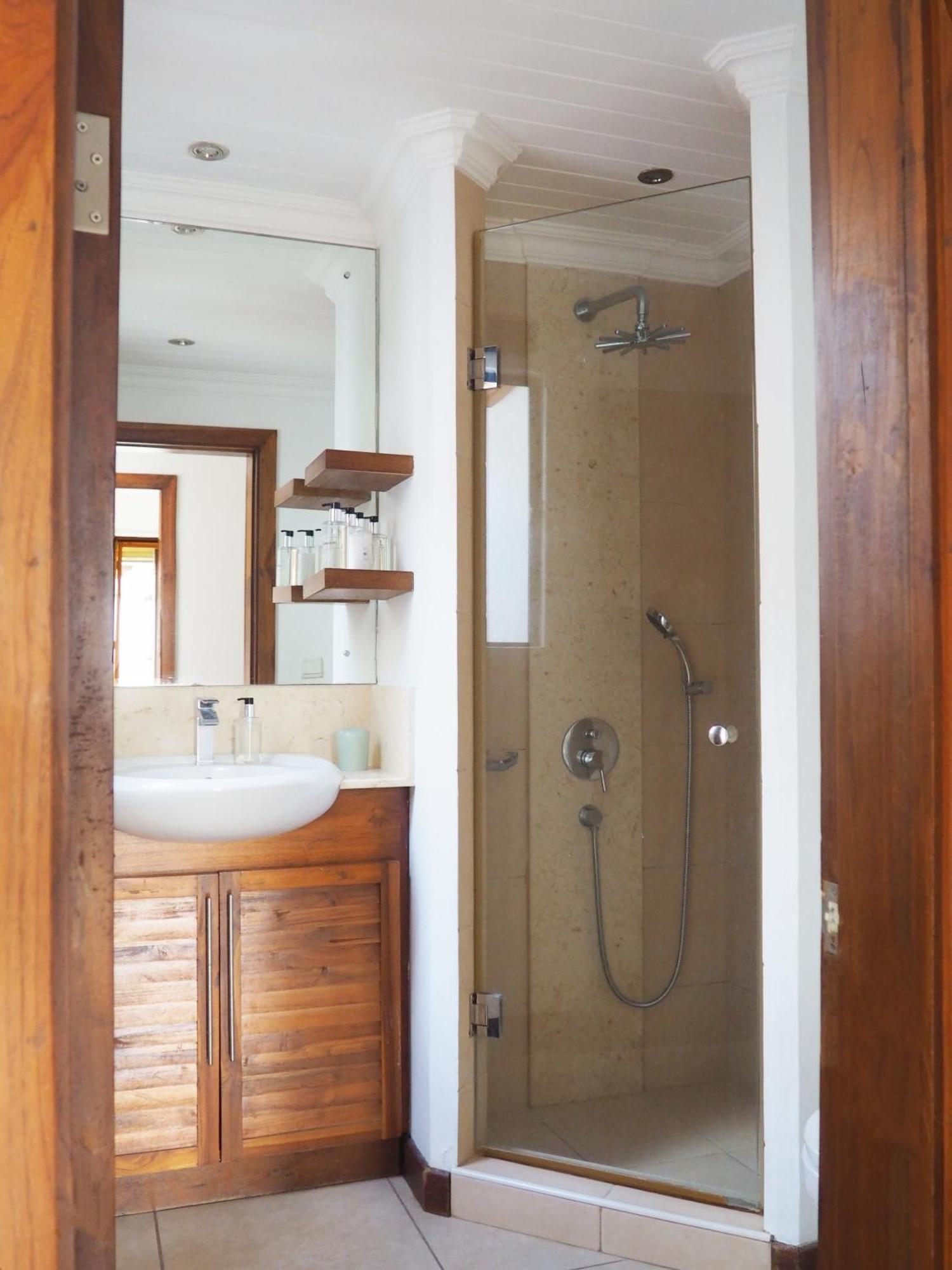 Balinese Bliss , Harmonious Decor , Private Pool, Outdoor Shower, Tropical Garden Villa *